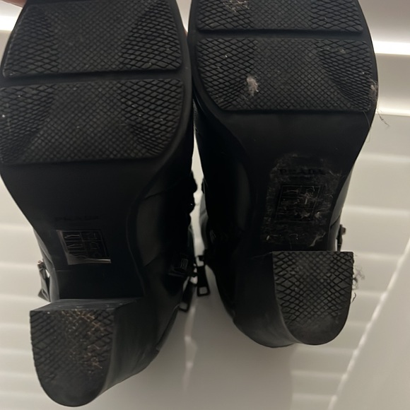 Gently used, minor scratches on the front of the boot (as pictured). - Picture 5 of 5